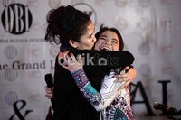 Mereka tampak menunjukkan kehangatannya sebagai sahabat.