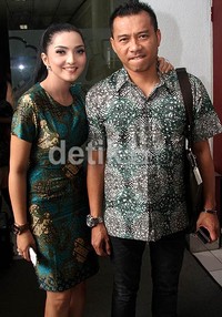 Keduanya terlihat serasi dengan batik yang bernuansa hijau. (Gusmun/detikHot).
