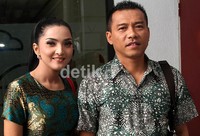 Anang dan Ashanty berpose di depan kamera usai acara DahSyat di Studio RCTI, Kebon Jeruk, Jakarta Barat, Selasa (2/10/2012). (Gusmun/detikHot).
