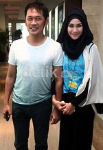 Zaskia Mecca Setia Dampingi Hanung Bramantyo