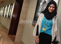 Bertepatan dengan ulang tahun sang suami pada Senin (1/10/2012), Zaskia setia menemani Hanung.