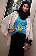 Zaskia Mecca Setia Dampingi Hanung Bramantyo