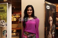 Di usia 40, Iis tetap terlihat cantik.