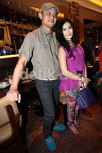 Iis Dahlia dan suami saat ditemui di peluncuran album terbaru Nicky Astria di Opal Cafe, Green Tebet, Jakarta Selatan, Senin (1/10/2012).