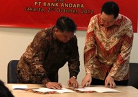 Tampak dalam foto adalah David Young -  President Director Bank Andara dan Kunardy Lie, Head of Corporate and Investment Citi Indonesia menandatangani kesepakatan kerjasama 2 Oktober 2012. (dok OPIC)