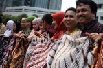 Pegawai Indosat Ramai-ramai Pakai Batik