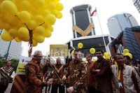 Frederik Johannes Meijer Direktur Komersil Indosat bersama Direktur Fadzri Sentosa melepaskan balon ke udara.