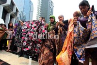 Ratusan pegawai Indosat juga mengenakan batik.