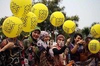 Merepasakan balon ke udara, mereka tampak antusias.