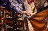 Mereka menyambung kain batik hingga mencapai 50 meter.