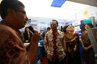 Menteri ESDM Jero Wacik meninjau stand PLN di kantor Kementrian ESDM. (Dok PLN).