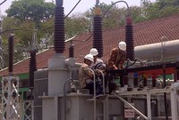 Karyawan PLN membetulkan trafo di PLN Unit Diklat Semarang. (Dok PLN).