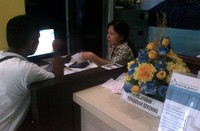 Petugas loket di PLN Area Manado sedang melayani pelanggan. (Dok PLN).