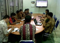 Karyawan PLN Area Pengatur Distribusi dan Penyaluran Mataram berbatik ria saat rapat kordinasi system kelistrikan. (Dok PLN).