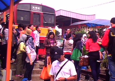 Protes Kenaikan Tarif, Penumpang Hadang KRL