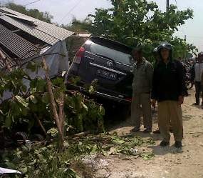 Avanza Terjang Bengkel Gara-gara Menghindari Tabrak Ular