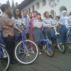Hari Batik Nasional, Ratusan Pelajar Gowes Berbatik