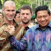 Wah! Kerennya Tokoh Dunia Berpakaian Batik
