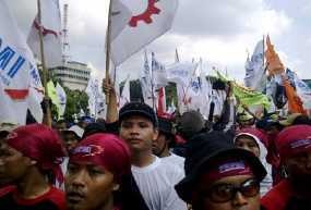 Buruh Geruduk Gedung DPRD DKI, Lalin Jl Kebon Sirih Tersendat
