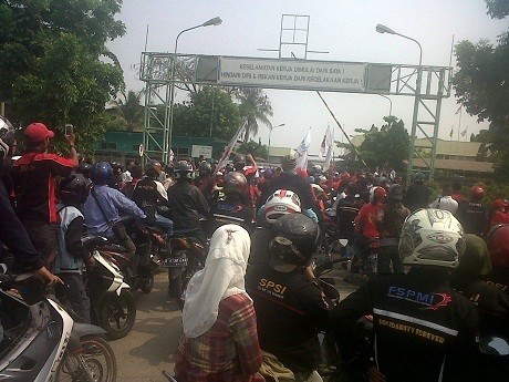 Ratusan Buruh ke Metropolitan Mal Bekasi, Arus Lalin ke Kalimalang Macet Parah