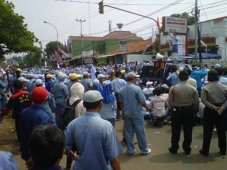 Ribuan Buruh Lumpuhkan Jalan Raya Jakarta-Bogor