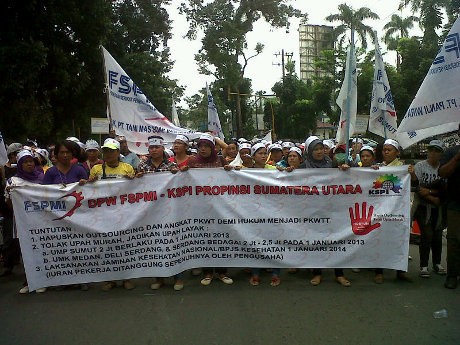 Ratusan Buruh Datangi Kantor Gubernur Sumut