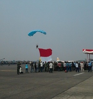 Gladi Resik HUT ke-67 TNI, Terjun Payung Hingga Air Show
