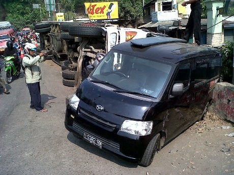 Truk Kontainer Hantam Mobil Antar Jemput Sekolah di Semarang