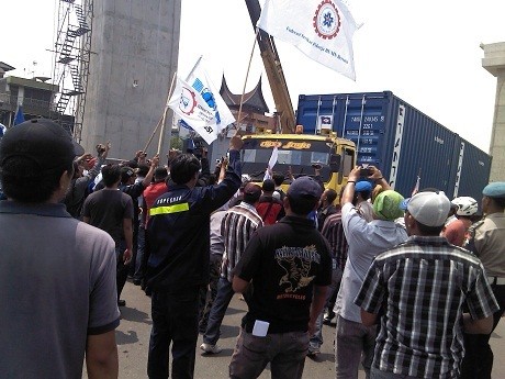 Demo di Tanjung Priok, Buruh Pecahkan Kaca Dua Truk Kontainer