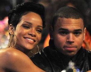 Rihanna Kepergok Ciuman dengan Chris Brown di Club