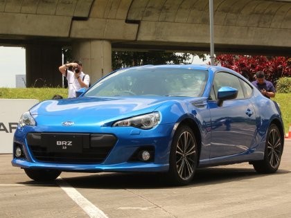 Subaru BRZ Lawan Toyota 86