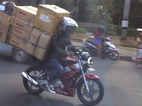 Jangan ditiru ya Otolovers, cukup berbahaya bagi Anda dan pengendara lain. (Foto: Julham Prihatianto)