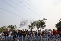 Ribuan buruh longmarch mengelilingi kawasan industri MM 2100 Cibitung, Kabupaten Bekasi.