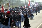 Ribuan Buruh Aksi Jalan Kaki