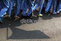 Aksi longmarch ini untuk menuntut penghapusan sistem kerja outsourcing dan upah rendah.