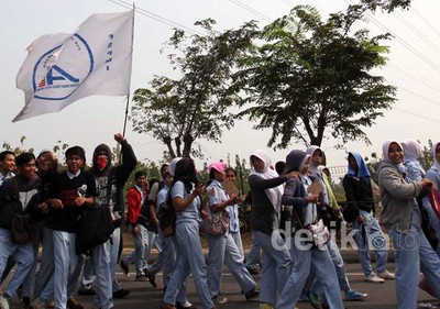 Ribuan Buruh Aksi Jalan Kaki