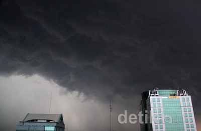 Awan Hitam Pekat Payungi Jakarta