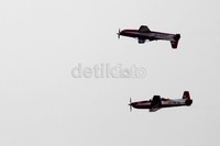 Dua pesawat TNI AU melakukan manuver.