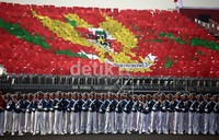 Para prajurit TNI dari berbagai kesatuan bergantian beratraksi.