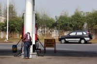 Hanya terlihat beberapa pekerja di Stasiun Pengisian Bahan Bakar Umum (SPBU) tersebut.