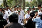 Buruh Berdemo, Buruh Memotret