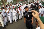 Buruh Berdemo, Buruh Memotret