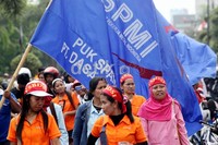 Buruh dari Federasi Serikat Pekerja Metal Indonesia (FSPMI) mendatangi gedung DPRD Kota Bekasi untuk menyuarakan aspirasinya.