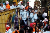 Buruh mendatangi gedung DPRD Kota Bekasi menggunakan truk dan motor.