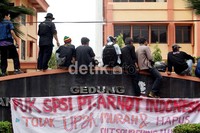 Selain meneriakkan yel-yel tuntutan, mereka juga memasang spanduk di depan gedung DPRD Kota Bekasi.