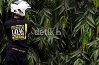 Para buruh menuntut penghapusan sistem outsourcing dan upah rendah.