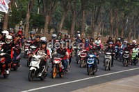 Buruh konvoi dengan mengenakan baju organisasi masing-masing.