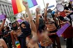 Dukung Buruh, Pelajar Demo Pamer Payudara