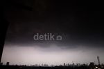 Awan Hitam Pekat Payungi Jakarta
