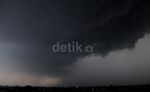 Awan Hitam Pekat Payungi Jakarta
